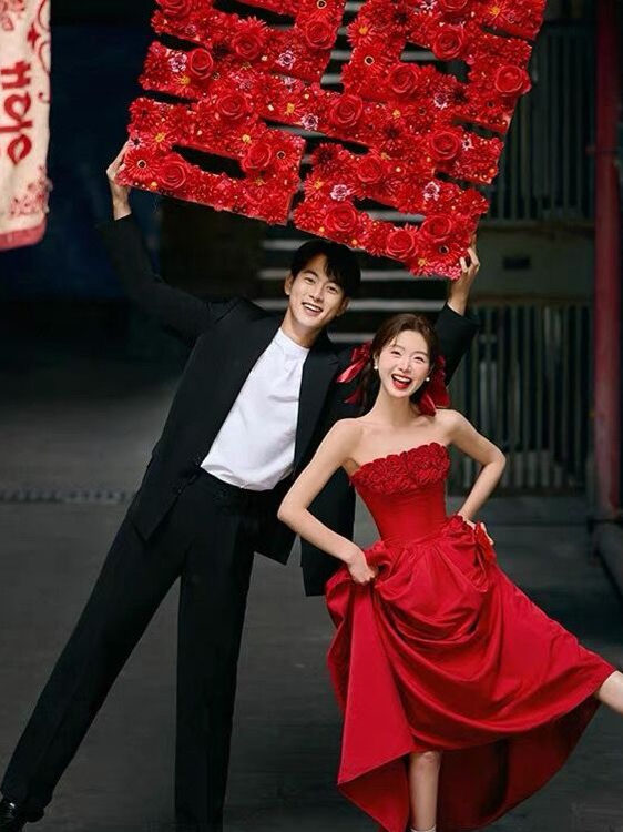 Photography Wedding - ชุดถ่ายภาพธีมสตูดิโอสำหรับงานหมั้นปี 2025 ชุดเพื่อนเจ้าสาวสีแดงใหม่ ชุดคลุมเช้าคู่รัก ชุดแต่งงาน